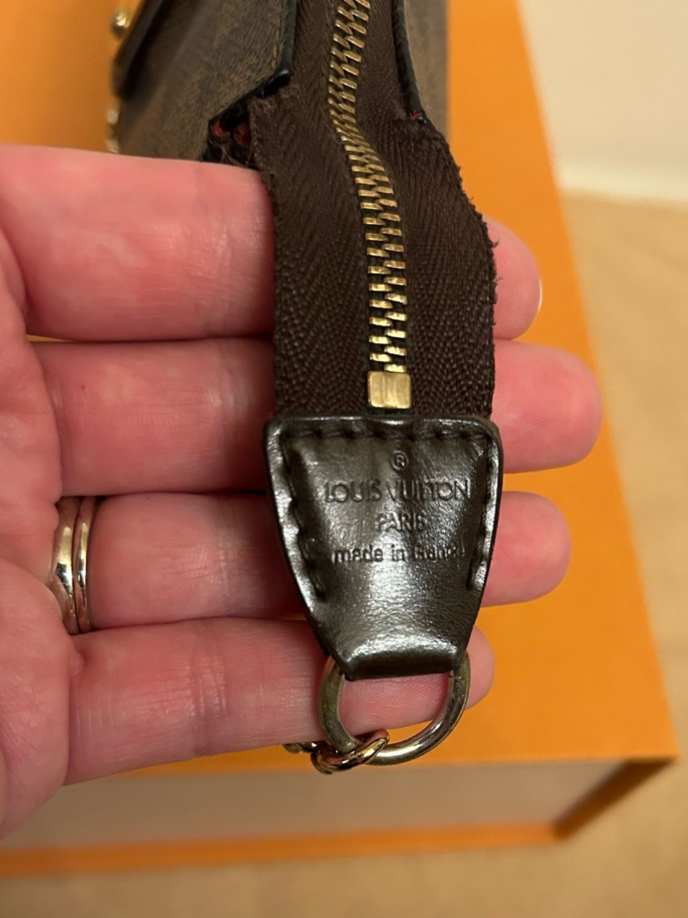 Louis Vuitton Damier Crossbag - Picture 15 of 16
